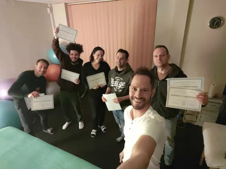 Csoportkép tanúsítványokkal