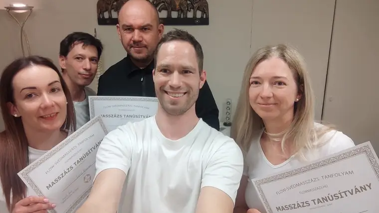 Mosolygó hallgatók a tanúsítványukkal